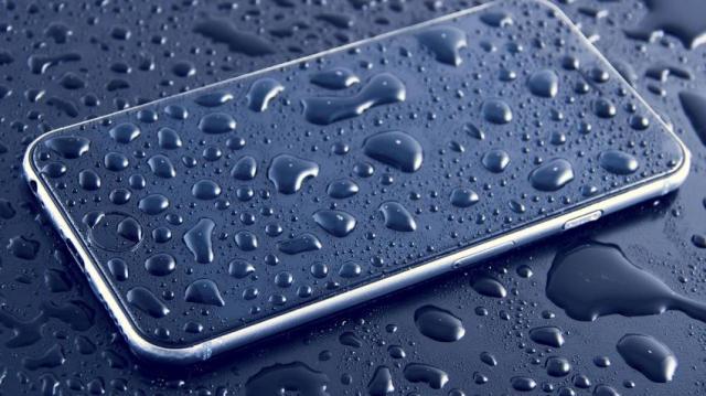 Cara Melindungi Smartphone di Musim Hujan